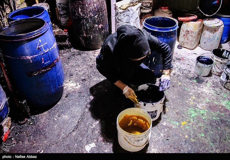 در آستانه فرارسیدن ماه محرم در کارگاه های تولید پرچم چه می گذرد؟+تصاویر