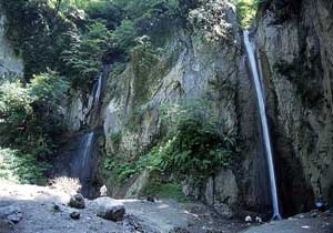 آبشار زیبا و شگفت‌انگیز در روستای «زیارت» + فیلم و تصاویر