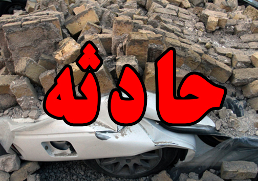 خسارت دو خودرو در اثر فروریختن دیوار در گرگان