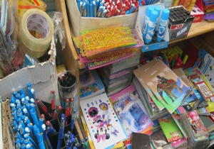 توزیع بسته‌های تحصیلی بین دانش آموزان نیازمند در فارس