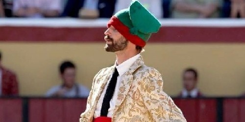 خجالت زده شدن ملانیا ترامپ در جمع/ لحظه سقوط جرثقیل بر روی چند خودرو/ وضعیت پسر نجات یافته از حمله تروریستی داعش به مجلس/ کشتن گاوباز توسط گاو عصبانی +فیلم