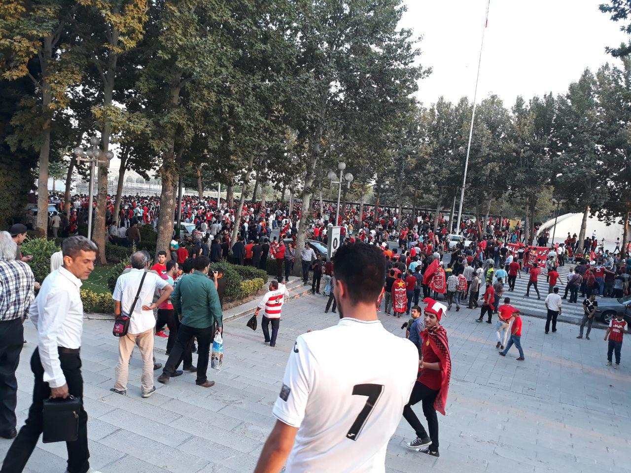 حضور مربی تیم والیبال پیکان در جایگاه ویژه