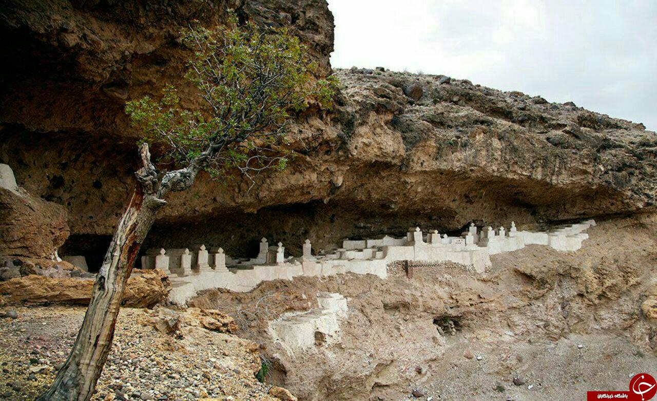 قبرستان هفتاد ملا؛مقبره هایی عجیب با معماری ایرانی + تصاویر