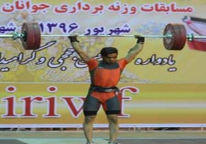پولادمرد هرمزگانی مدال طلا برگردن آویخت