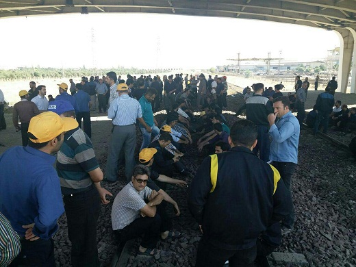 تجمع جمعی از کارگران هپکو در زیر پل شهید بختیاری؛ ۲۸ شهریور  + عکس