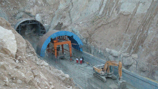 تصاویری از حادثه ریزش تونل در حال احداث گردنه چری