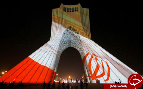 تصاویر روز: از نورافشانی بر روی برج آزادی تا شنا کردن با یک فک دریایی