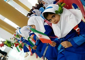 قدم های کوچک کلاس اولی های بافقی در جشن شکوفه ها