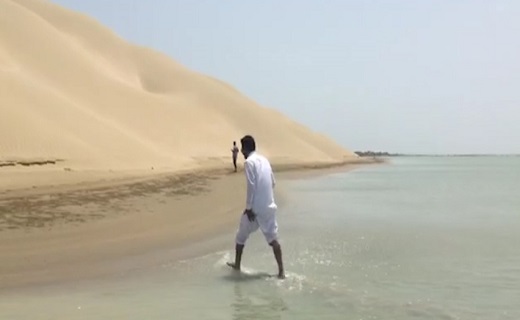 از صحنه&zwnj;ای جالب و حیرت انگیز؛ تلاقی دریا با کویر تا شاخ به شاخ شدن دو پژو در جاده جیرفت + فیلم و تصاویر