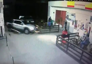 مرگ موتورسوار باسابقه هنگام اجرای حرکات نمایشی/ در هم شکستن داعشی&zwnj;ها در عملیات پهپادی سپاه/ شیطنت&zwnj;های یک دختربچه در استودیوی پخش زنده +فیلم