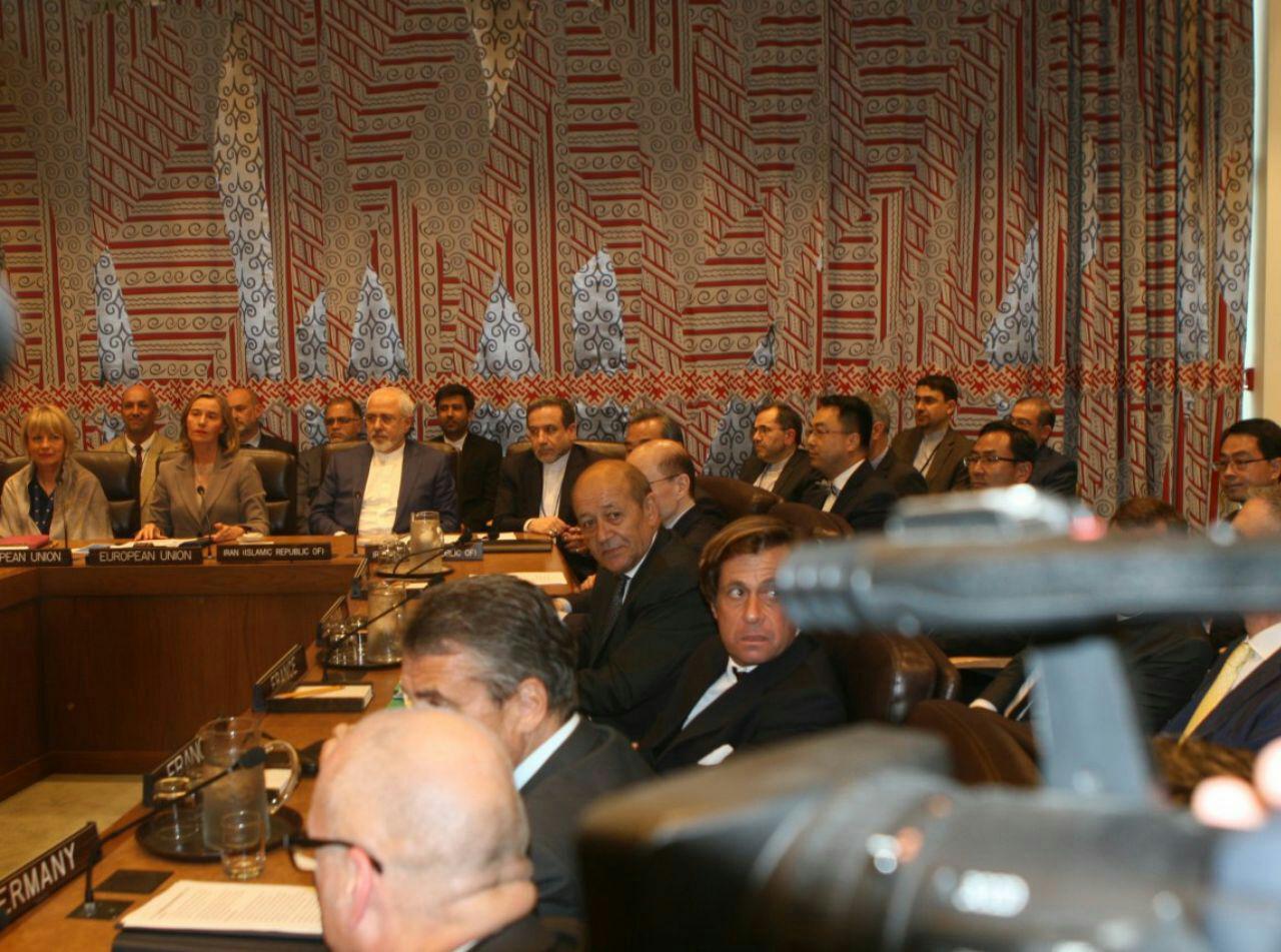 ظریف و تیلرسون برای اولین بار دور یک میز نشستند+ تصاویر