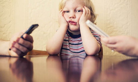 توصیه&zwnj;ای به والدین قبل از تهیه &laquo;تلفن همراه&raquo; برای کودکانشان