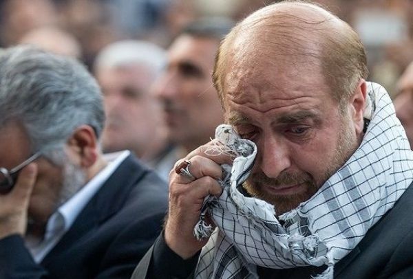 حضور قاليباف در منزل شهيد مفقودالاثر حسين مهاجر و اعلام خبر بازگشت پيكر مطهرش بعد از ۳۴ سال به مادر ایشان