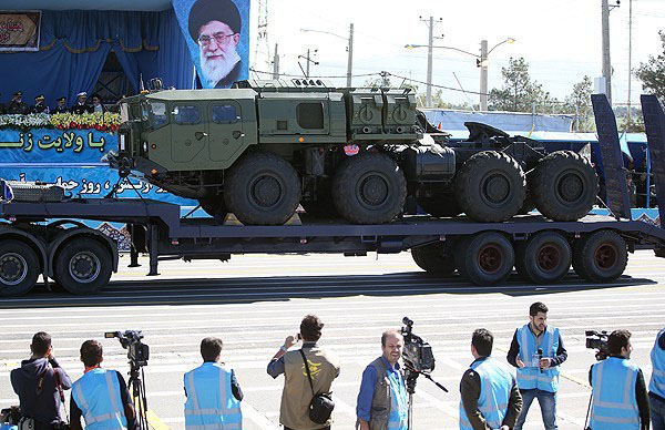 یگان‌های محمول نیروی دریایی سپاه از مقابل جایگاه رژه رفتند