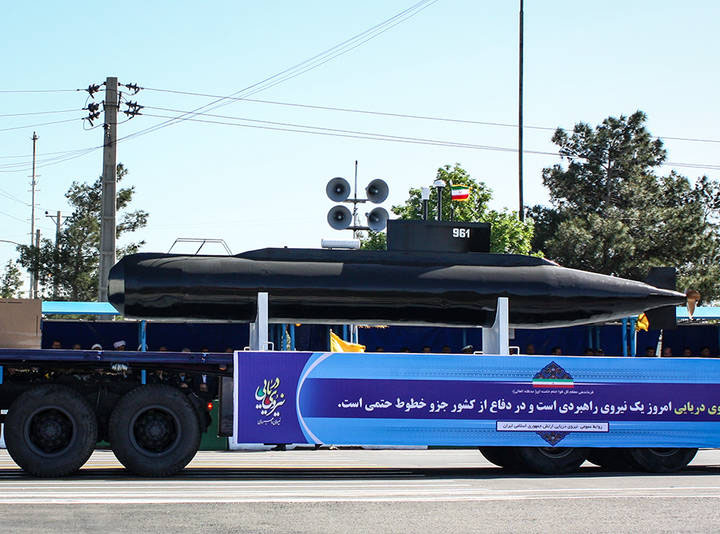 یگان&zwnj;های محمول نیروی دریایی ارتش از مقابل جایگاه عبور کردند