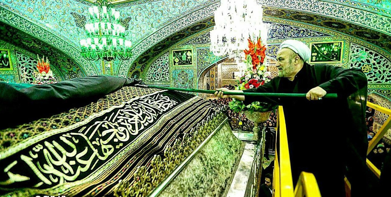اهتزار پرچم سیاه عزای حسینی بر فراز گنبد حرم امام رضا(ع)
