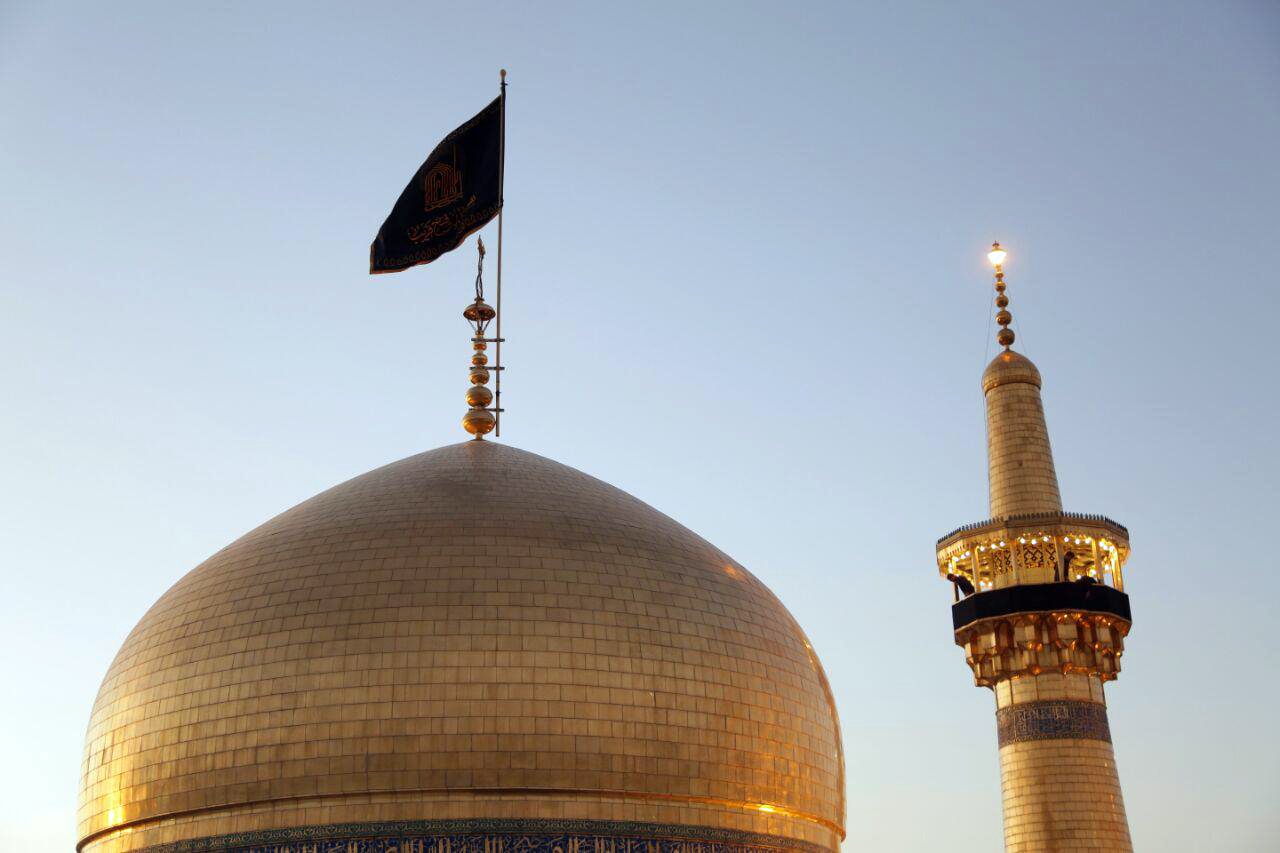 پرچم عزای حسینی بر فراز گنبد حرم امام رضا (ع)به اهتزاز درآمد