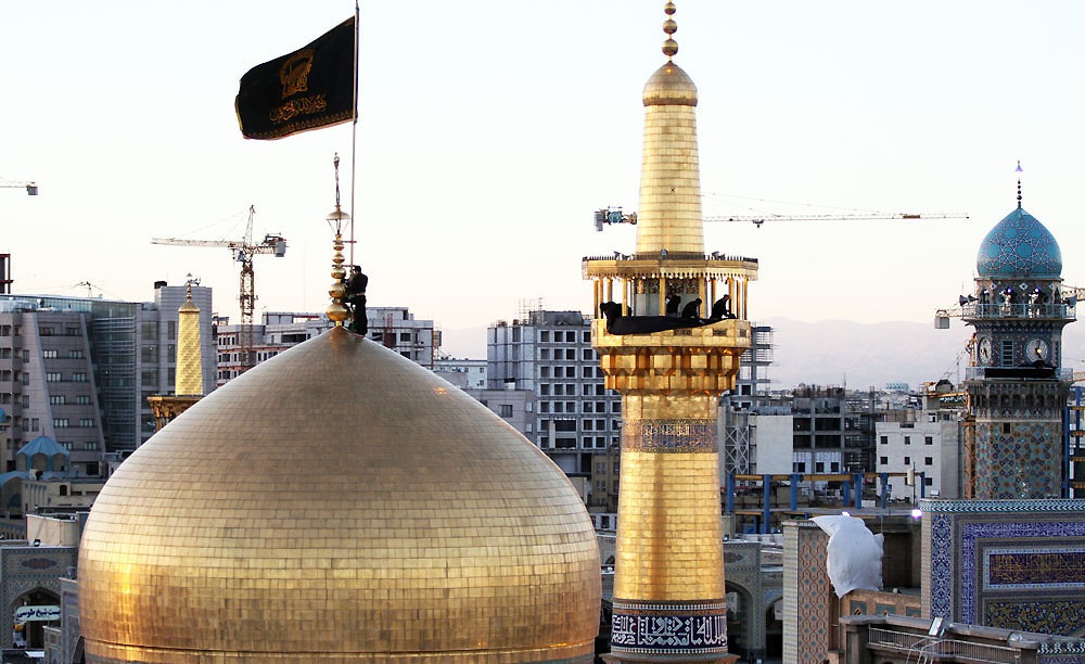 تصاویر هوایی ویژه از به اهتزاز درآمدن پرچم عزای حسینی بر گنبد حرم امام رضا