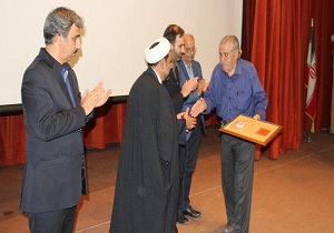 تجلیل از خانواده زنده یادعارف لرستانی در اختتامیه بیست ونهمین جشنواره تئاتر استان