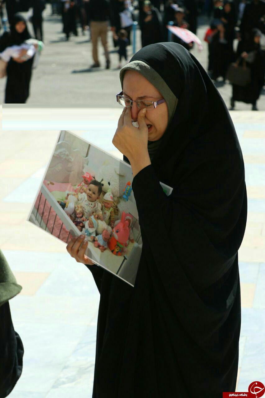 تصویری از حضور مادر بنیتا در مصلی تهران