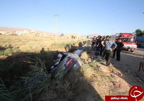 سقوط دو دستگاه خودرو سوارى درون كانال فاضلاب