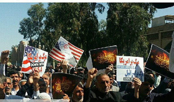 نمازگزاران زاهدانی بعد از اقامه نماز به راهپیمایی پرداختند+ تصاویر