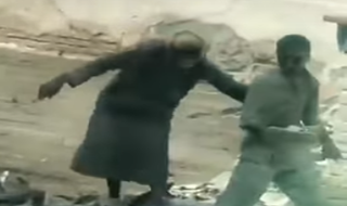 فیلمی تکان دهنده از خشونت یک پدر با پسر بیمار خود در مکه!