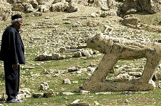 سنگ قبرهایی که برای زنان ساخته نمی‌شود + تصاویر