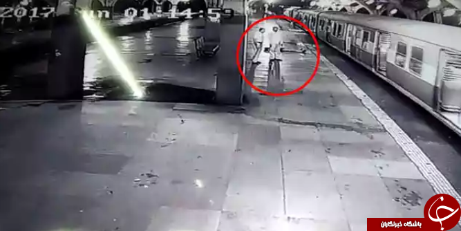 سقوط مرگبار مسافر از داخل قطار + تصاویر