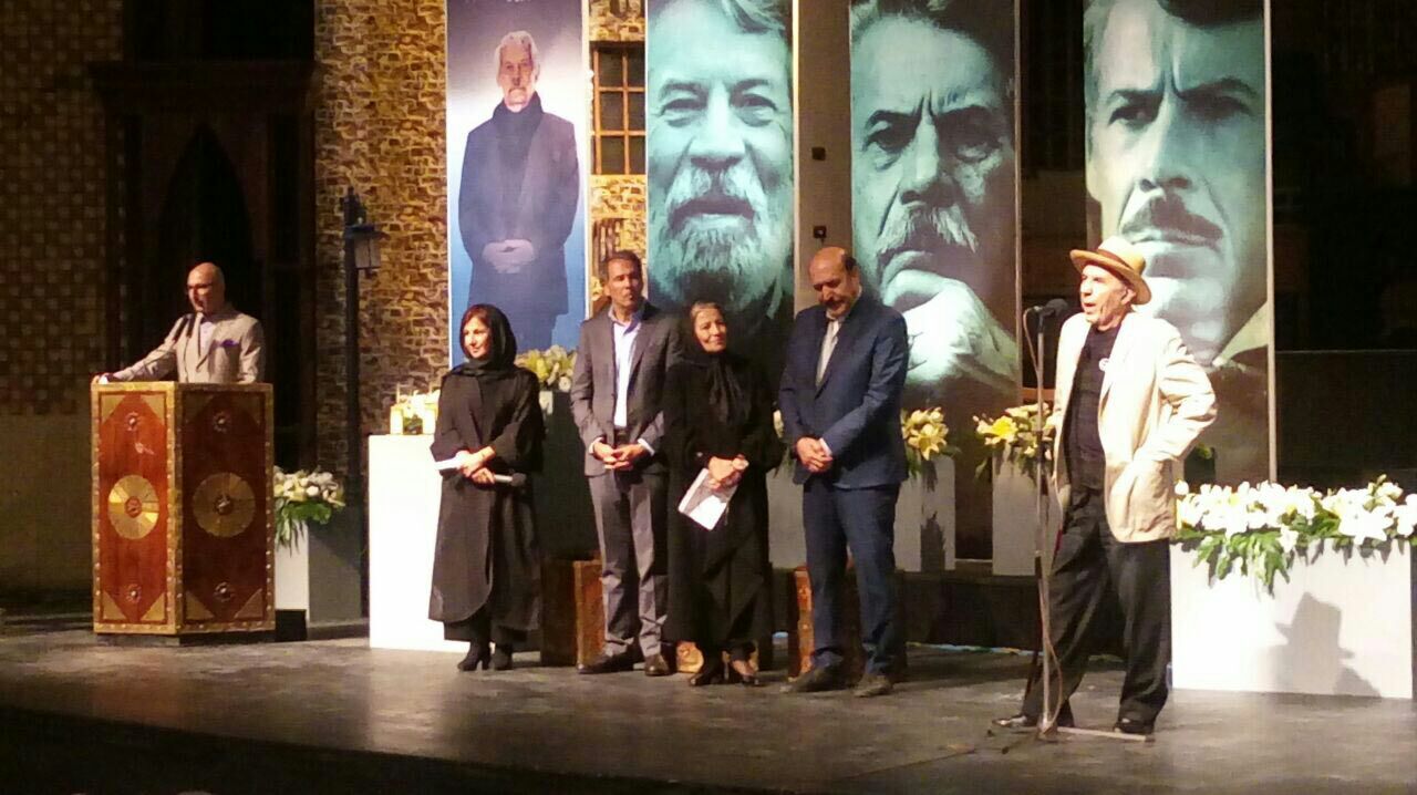 نشان داود رشیدی در دستان علیرضا داوودنژاد، معجونی و ۲ روزنامه نگار