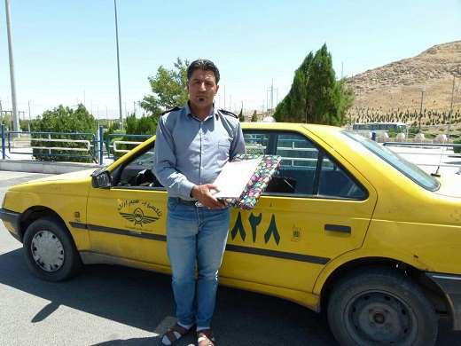 عودت پول میلیونی و دسته چک توسط راننده تاکسی با وجدان اراکی