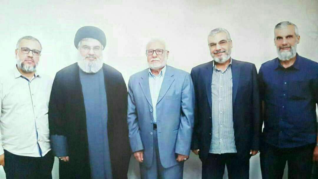 عکس یادگاری دیدنی سیدحسن نصرالله در کنار پدر و برادرانش