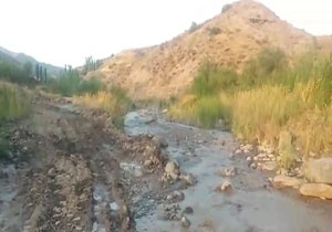 کارخانه ماسه‌شوئی رودخانه «کندرق» را آلوده کرده است + فیلم