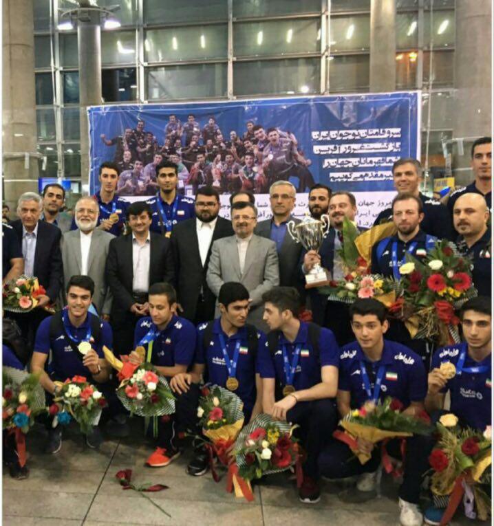 استقبال داورزنی از والیبالیست های نوجوان ایران+عکس