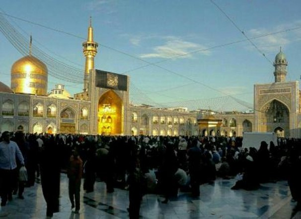 زائران حرم رضوی در سوگ شهادت امام باقر (ع)