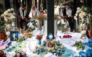 جهیزیه سنگینی که عروس را بر تخت و والدین را بر فرش می‌نشاند