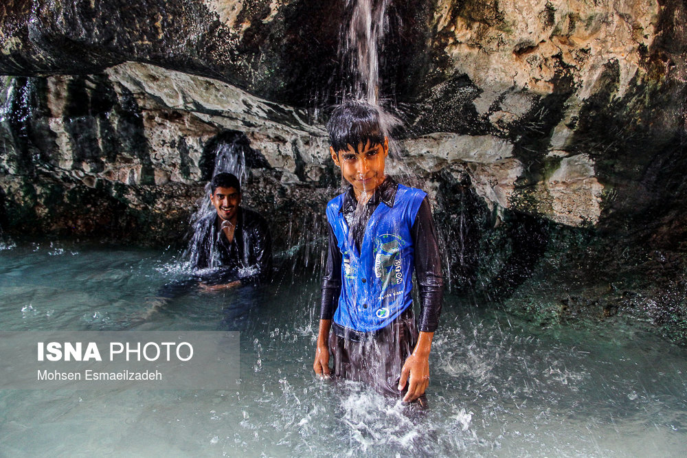 چشمه&zwnj;ی آبگرم در دل کویر+تصاویر