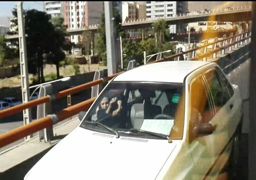 مشاجره زن و شوهر موجب بیرون انداختن خانم از خودرو شد