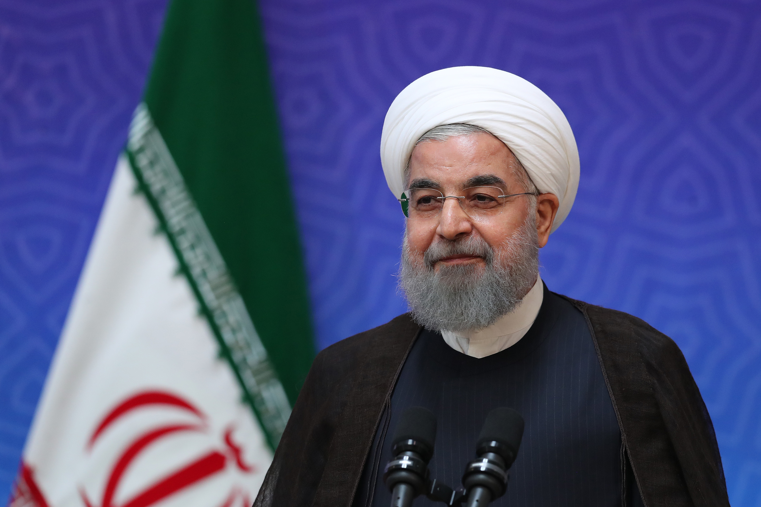 تجلیل رئیس جمهور از خانواده شهدای دولت و برگزیدگان دستگاههای برتر در جشنواره شهید رجایی