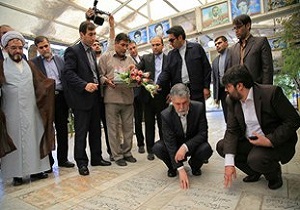 صالحی در سفر سه روزه خود به قم در بدو ورود به گلزار شهدا رفت