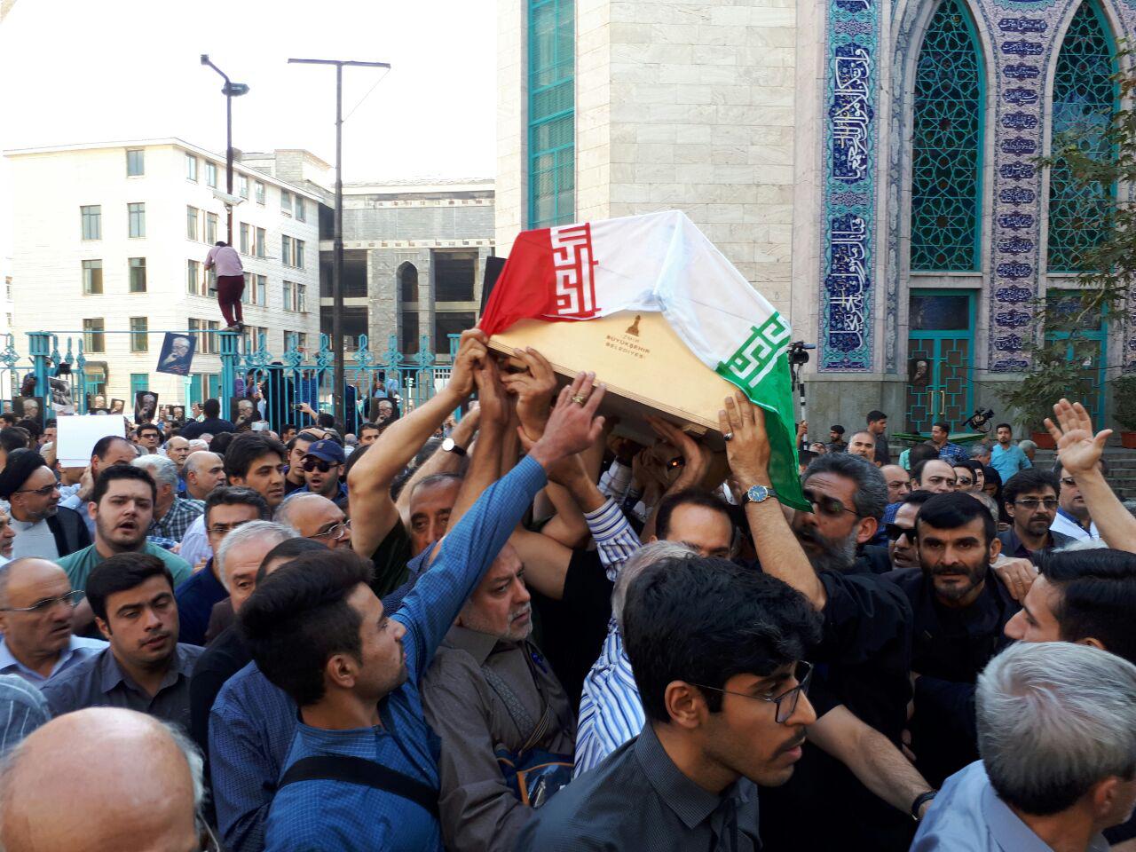 پیکر مرحوم ابراهیم یزدی از مقابل حسینیه ارشاد تشییع شد