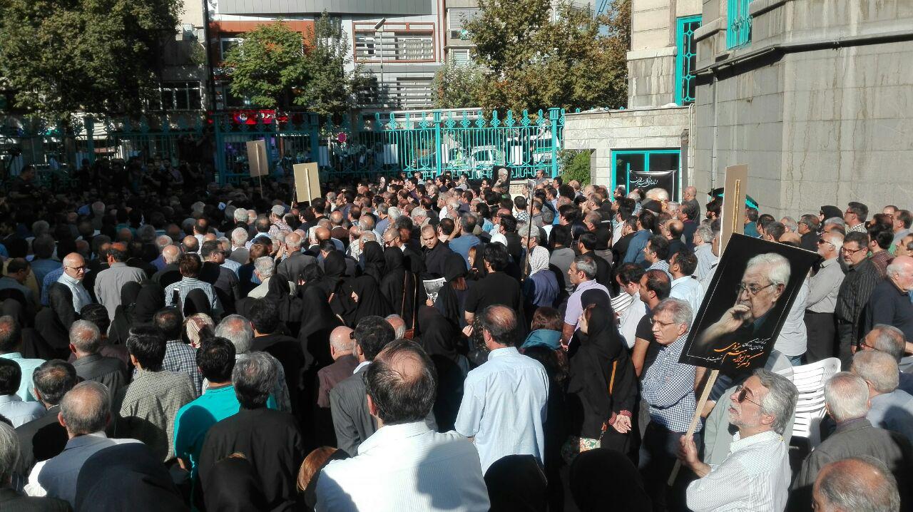 پیکر مرحوم ابراهیم یزدی از مقابل حسینیه ارشاد تشییع شد