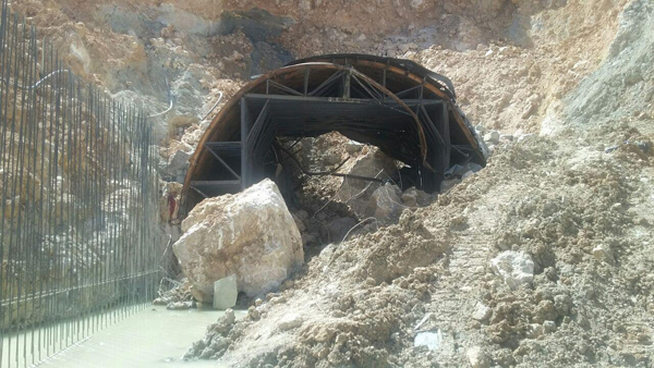 تصاویری از حادثه ریزش تونل در حال احداث گردنه چری