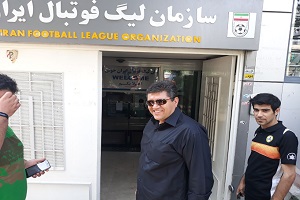 کریمی با ما به عنوان مربی قرارداد دارد نه سرمربی/ بخش خصوصی هستیم و با کسی شوخی نداریم