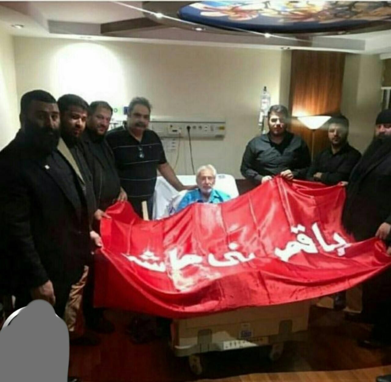عکسی از عزاداری جمشيد مشايخی در بيمارستان