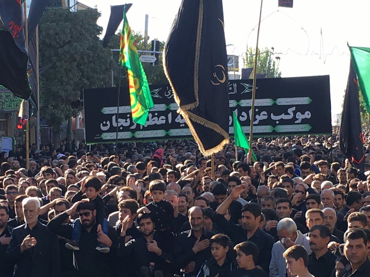 آغاز حرکت دسته عزاداری زینبیه /طنین فریاد لبیک یا زینب در زنجان