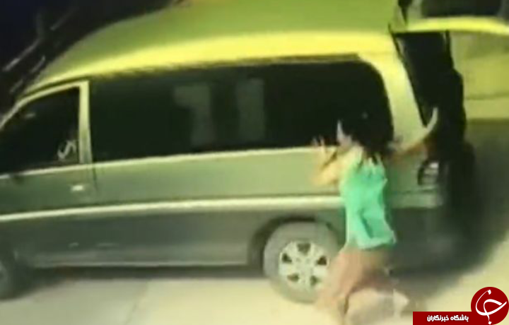 لحظه وحشتناک سقوط خودروی ون توسط کودک خردسال به داخل رودخانه + فیلم