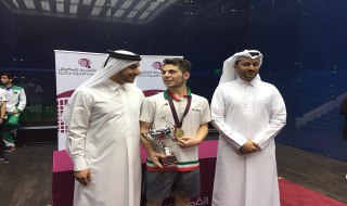 شاملی گردن آويز طلا را در قطر به گردن آويخت