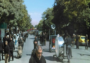 حرکت دسته زنجیر زنان وهیات های کرمانشاه از میدان غدیر تا حیدریه