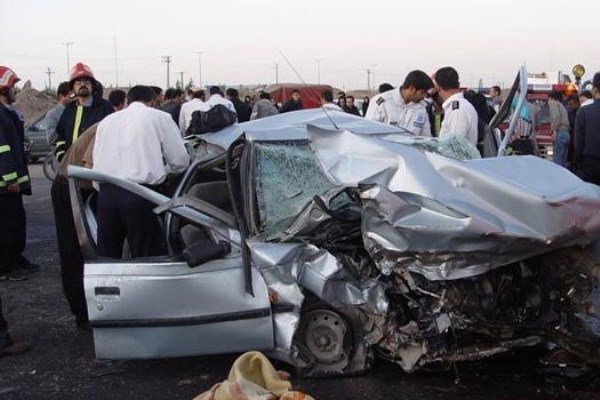 ۳ مجروح در برخورد دو خودرو سواری